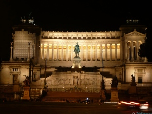 Nazionale Monumento a Vittorio Emanuele II (National Monument to Victor Emmanuel II) at night